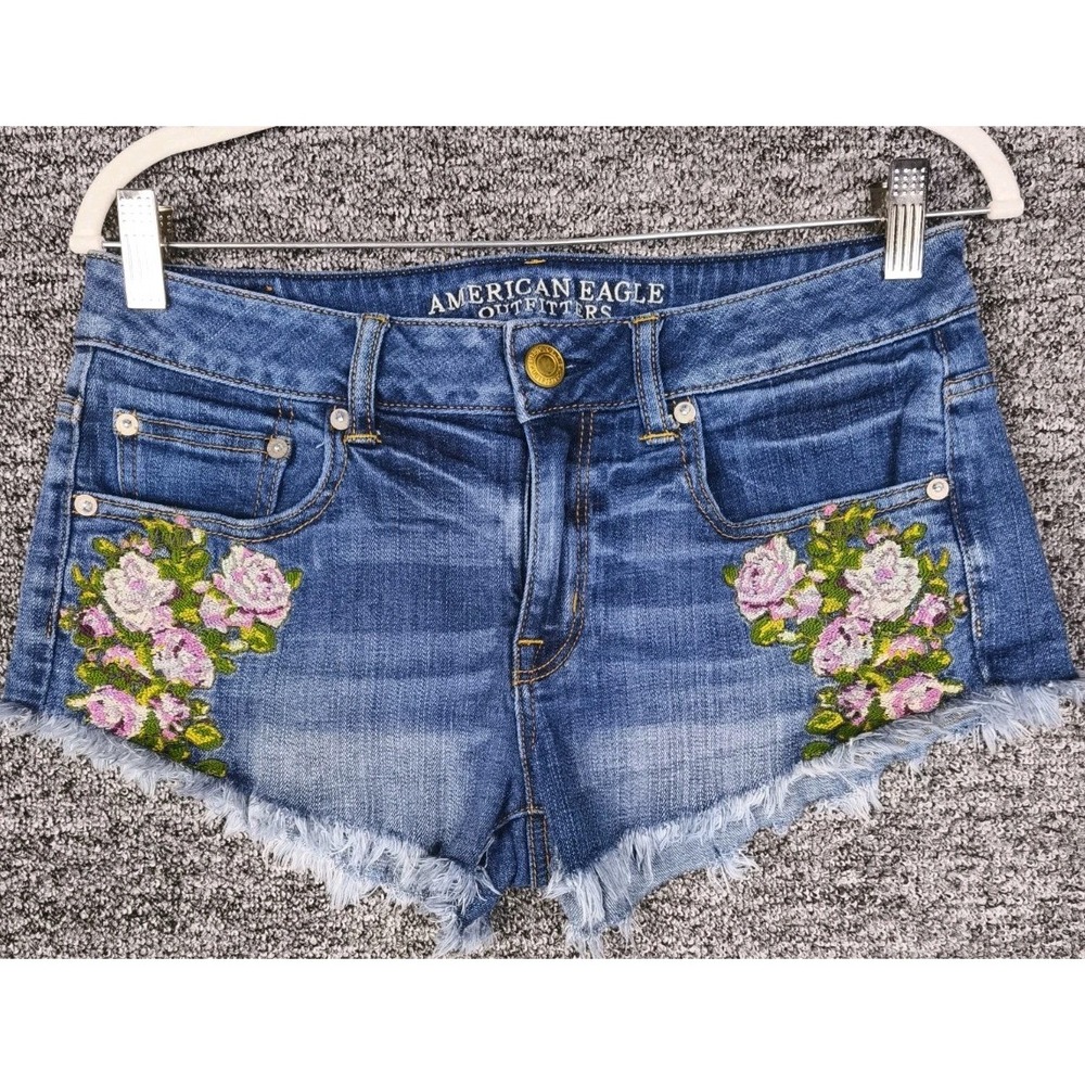 American Eagle Floral Embroidered Denim Shorts Medium Wash Frayed‎ Hem Size 6